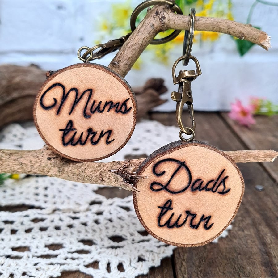 Pyrography decision keyring 'Mums turn-Dads turn'