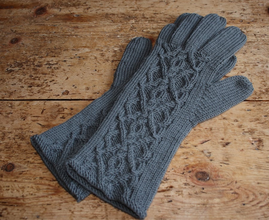 Women's merino wool gloves with cable pattern, grey