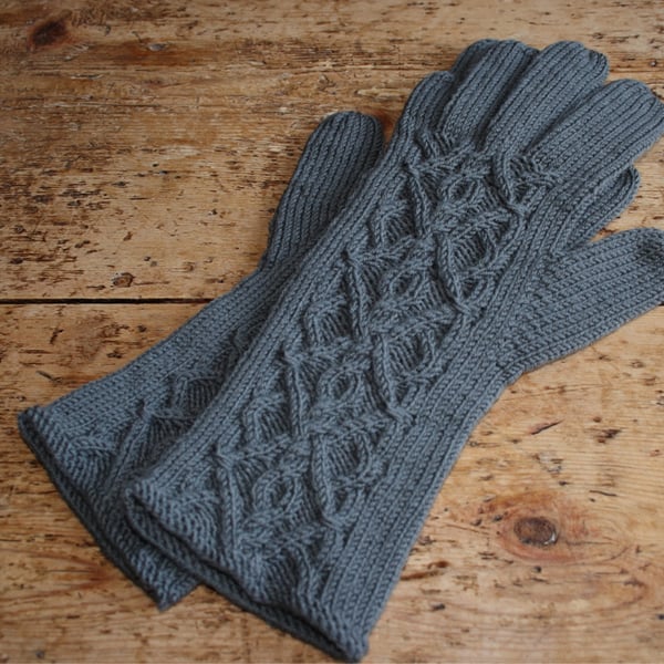 Women's merino wool gloves with cable pattern, grey