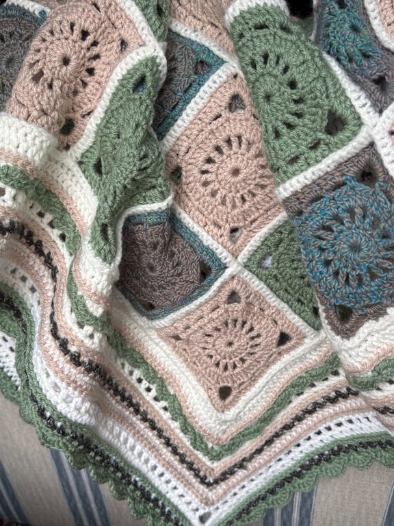 Crocheted throw in autumn colours