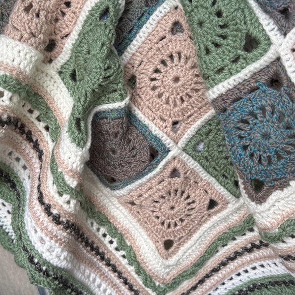 Crocheted throw in autumn colours