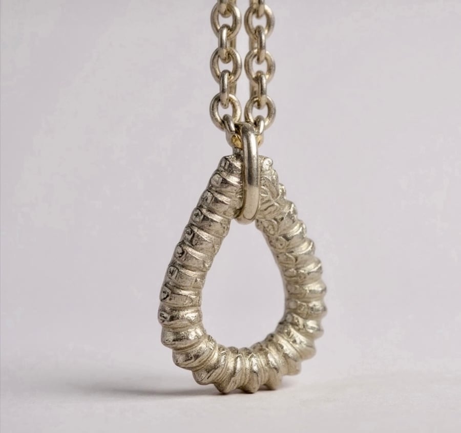 Thread tear drop necklace 