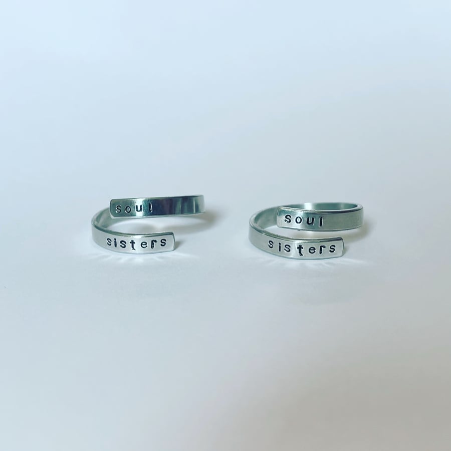 Set of 2 stamped rings