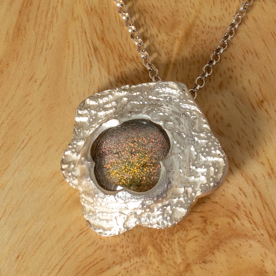 Flower Pendant with Cabochon Centre (FSP103)