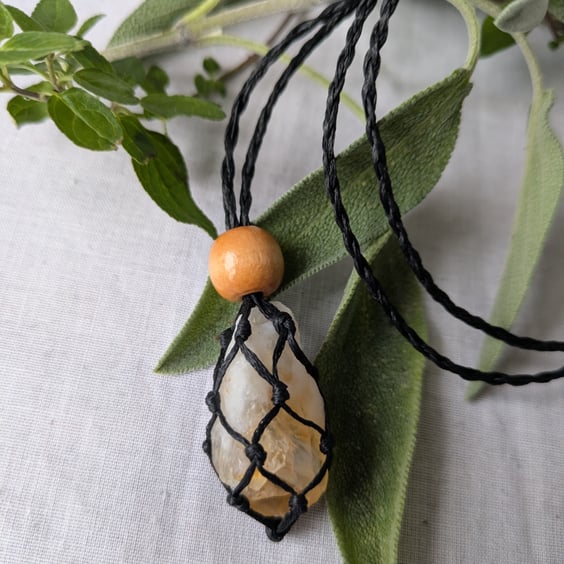 Macrame necklace with critrine point