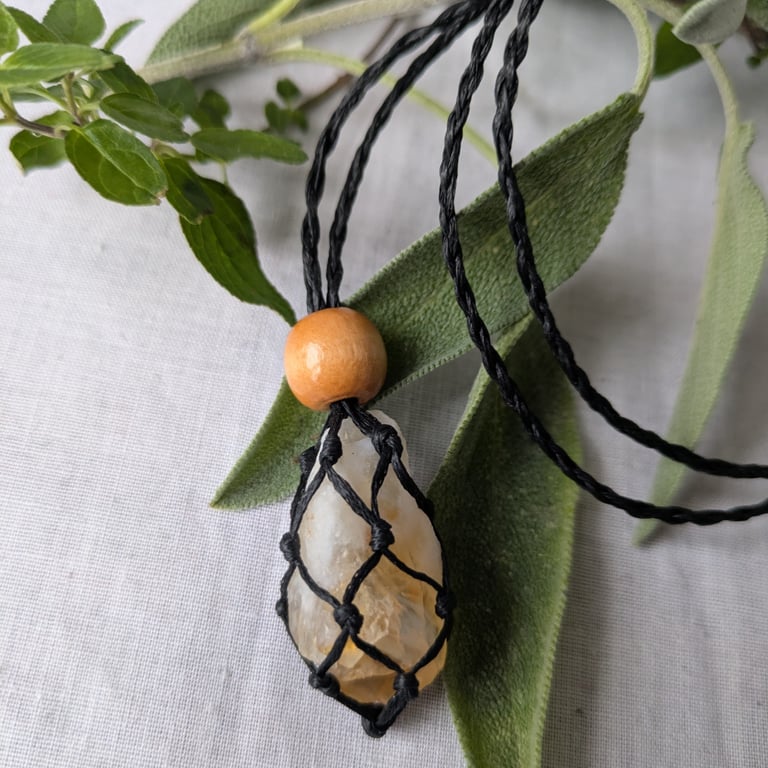 Macrame necklace with critrine point