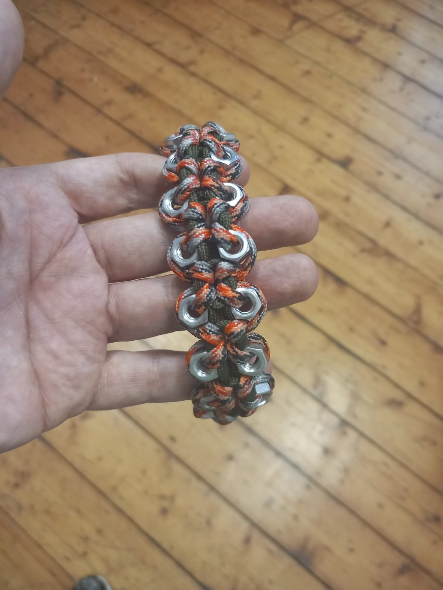 Paracord bracelet: The parallel hexagons
