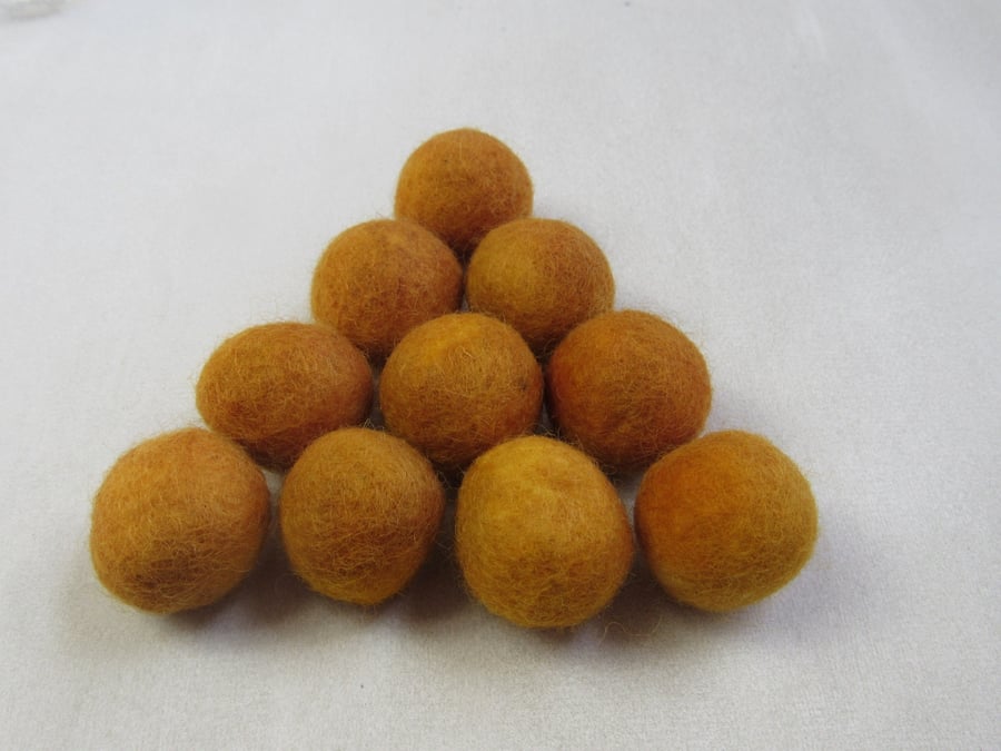 10 2cm Onion Gold Natural Dye Felt Balls