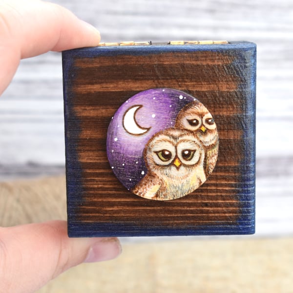 Cute owl duo. Tiny pyrography box. Original art.