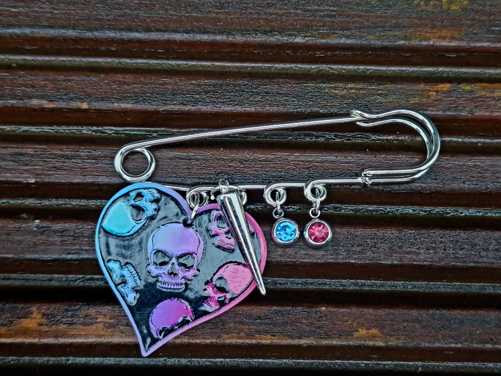 Safety Pin Brooch Badge silver charms alternative emo punk heart Valloween