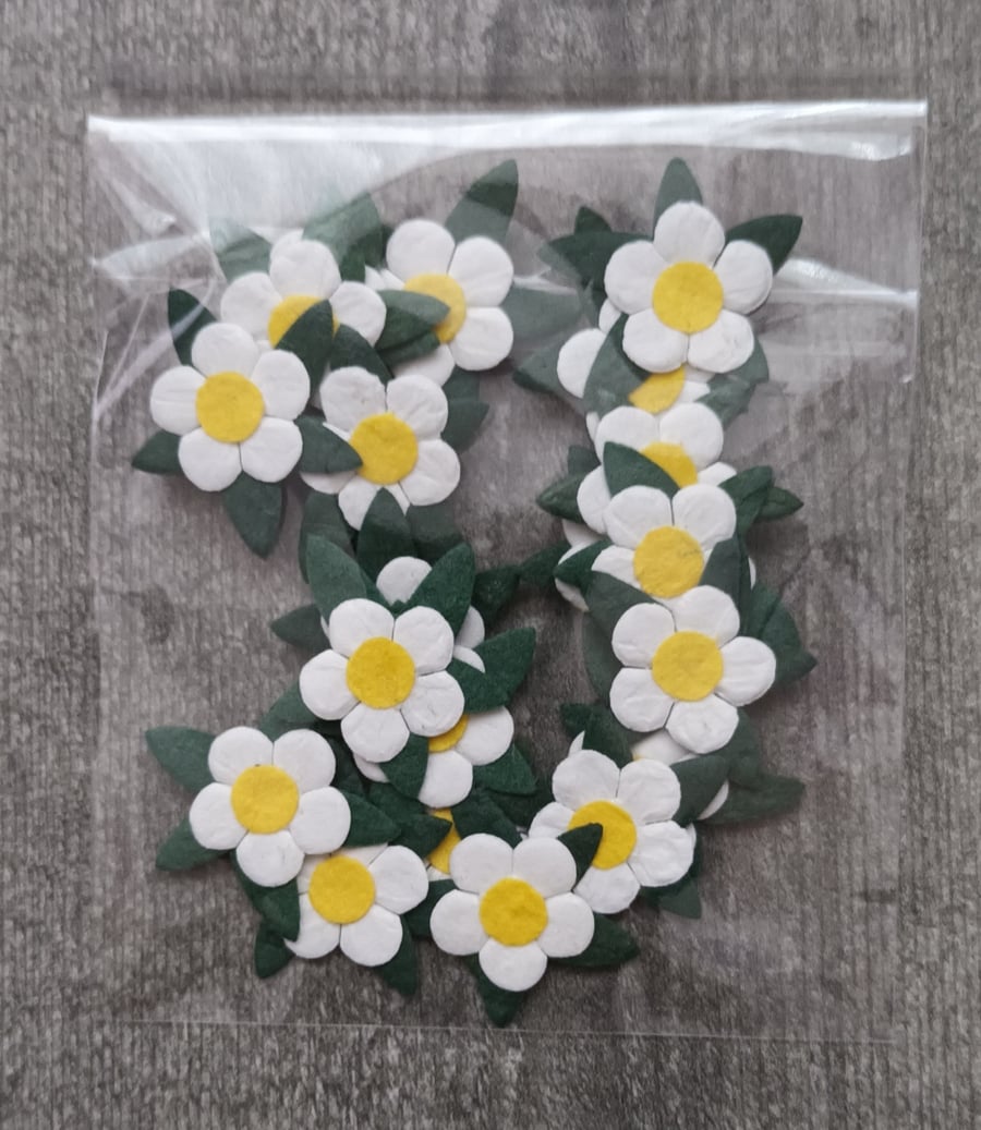 Pack of 20 Small White Mulberry Paper Daisy Heads.