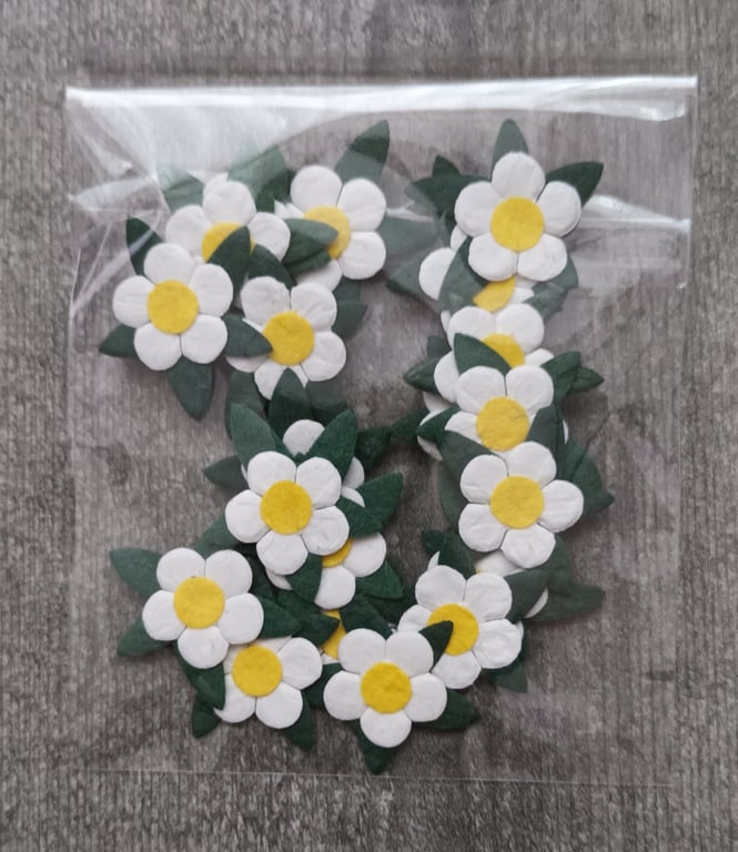 Pack of 20 Small White Mulberry Paper Daisy Heads.