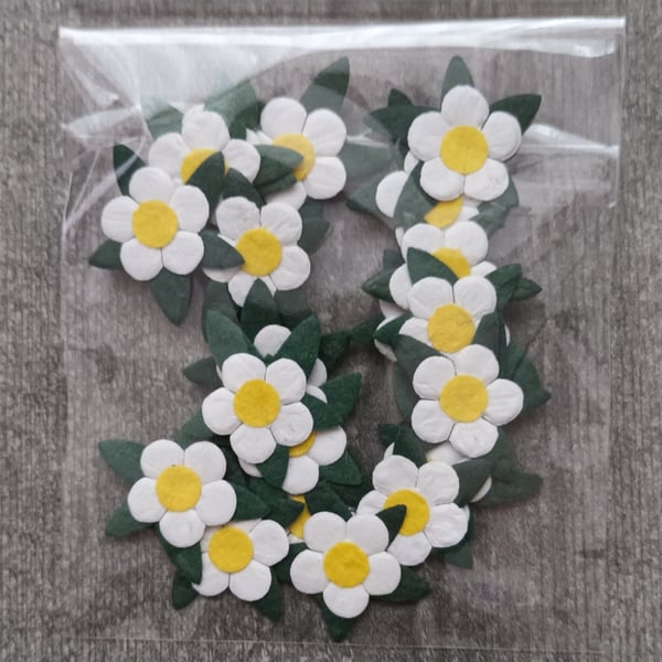Pack of 20 Small White Mulberry Paper Daisy Heads.