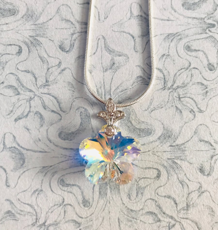 Flower gem necklace
