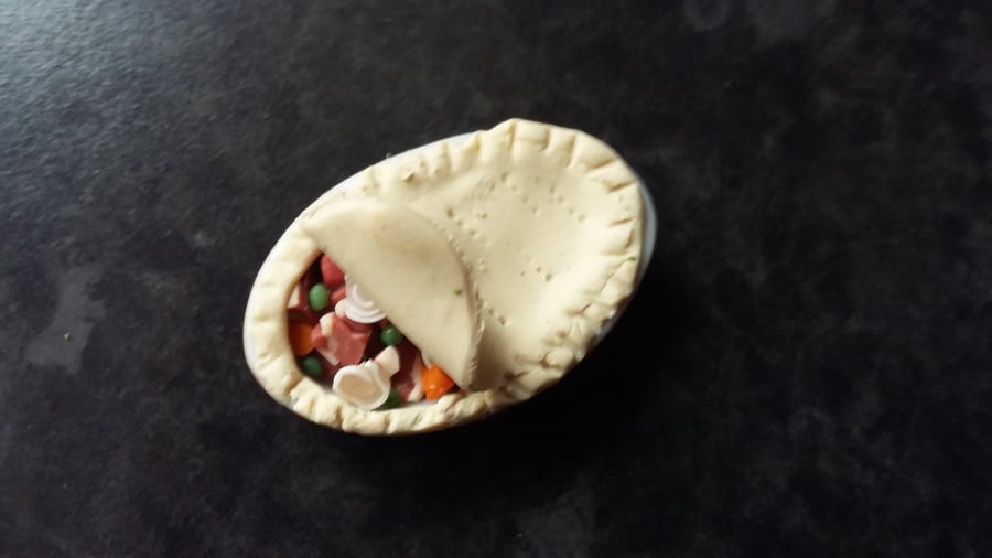 1.12TH UNCOOKED MEAT AND VEGETABLE PIE