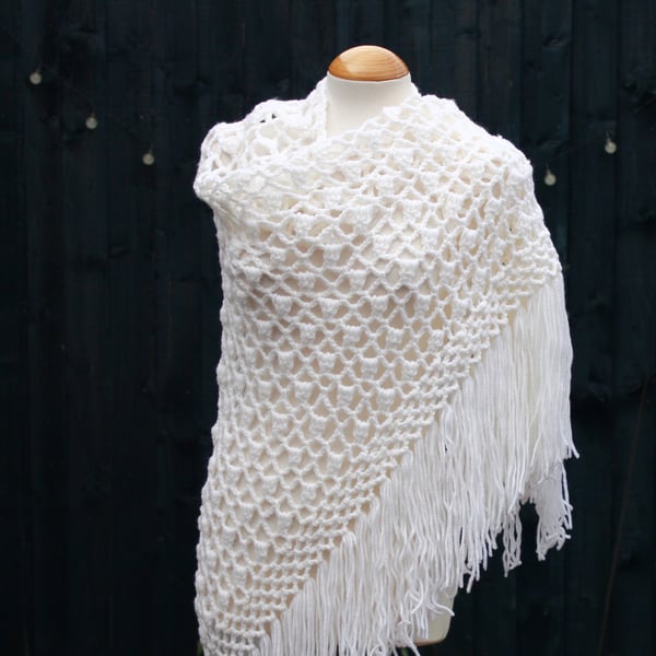 Fringed triangular white crochet lace shawl in 100% Acrylic - Design A444