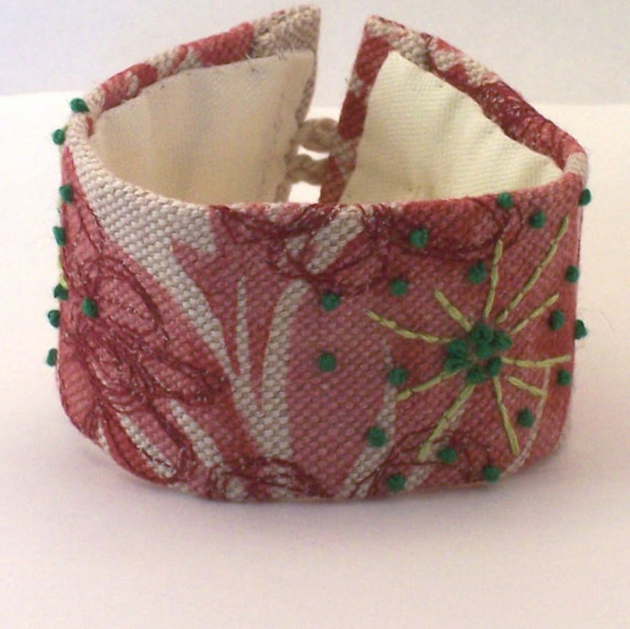Linen cuff with hand embroidery in green - Esther