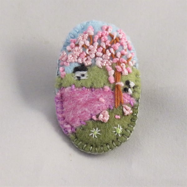 Blossom - Oval felt brooch