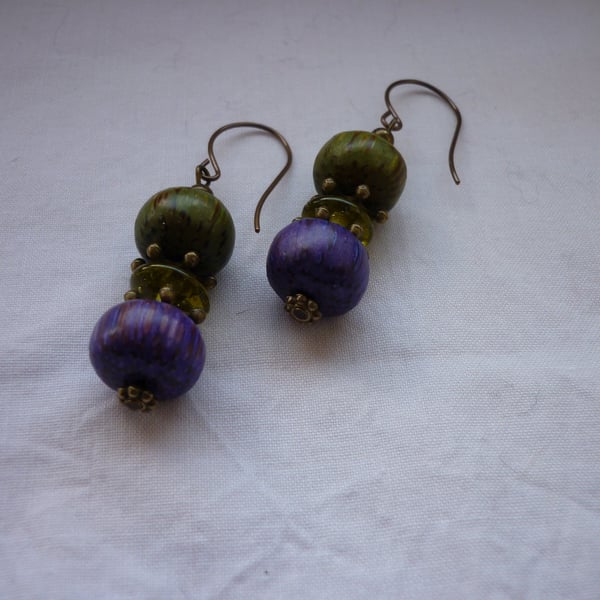 MOSS GREEN, PURPLE AND ANTIQUE BRONZE EARRINGS.   1001