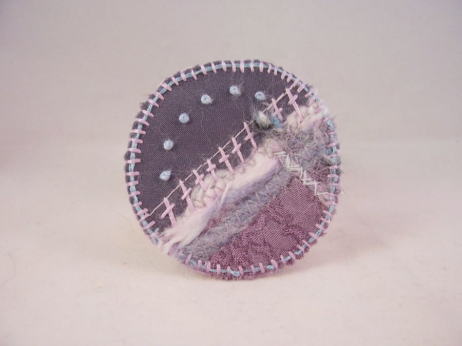 Hand embroidered fabric brooch in grey and pink - Louisa