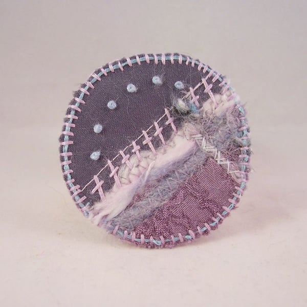 Hand embroidered fabric brooch in grey and pink - Louisa