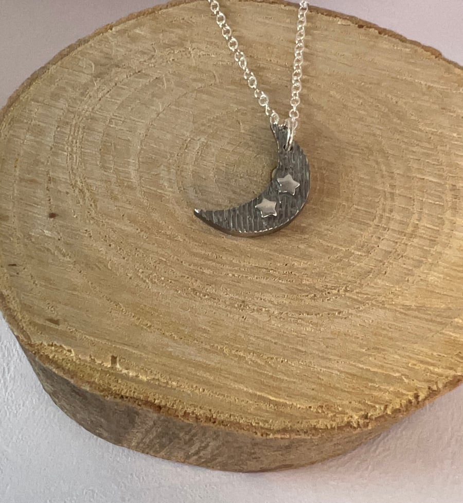 Silver crescent moon pendant necklace 