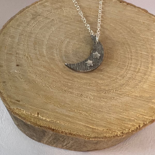 Silver crescent moon pendant necklace 