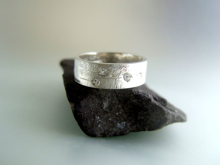 White topaz stone set ring, comet ring
