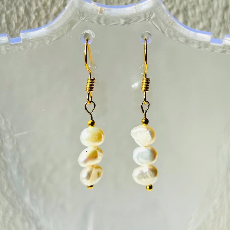 Freshwater pearls earrings on gold plated hook - June birthstone