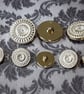 11 16" 18mm 28L Gold and White Buttons, Italian, lightweight - Image 2