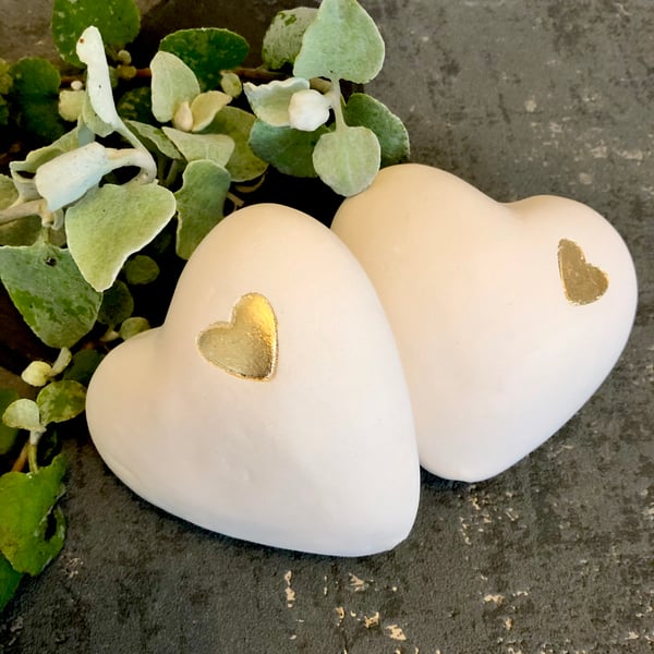 Ceramic heart pebble - gold
