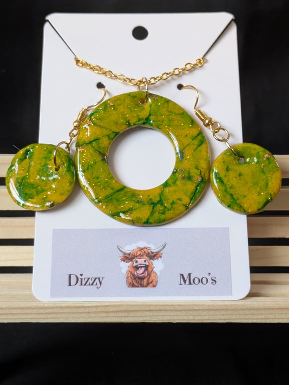 Circular necklace and earrings set. Yellow and green marbled.