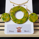 Circular necklace and earrings set. Yellow and green marbled.