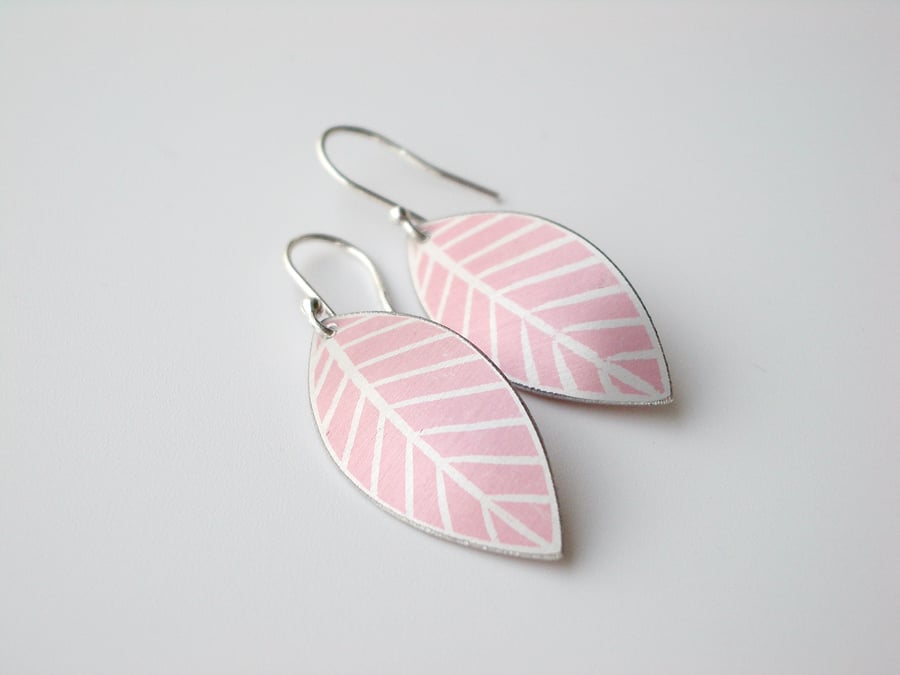 Leaf earrings in pastel pink