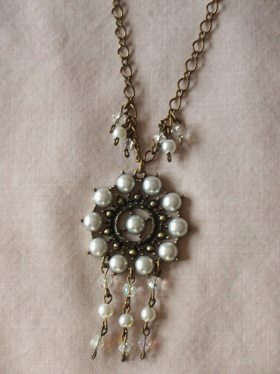 White pearl pendant necklace