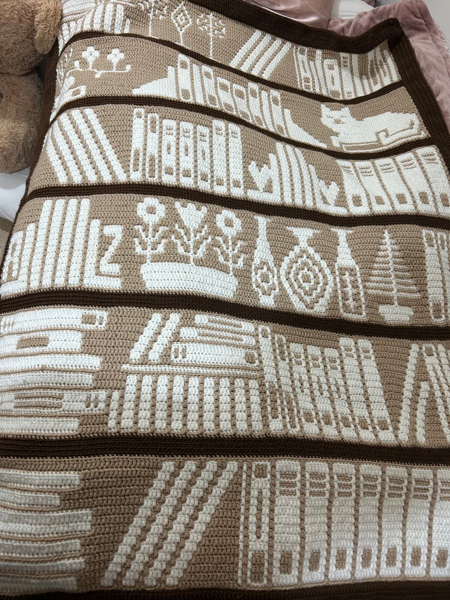 Cosy bookshelf crochet blanket 