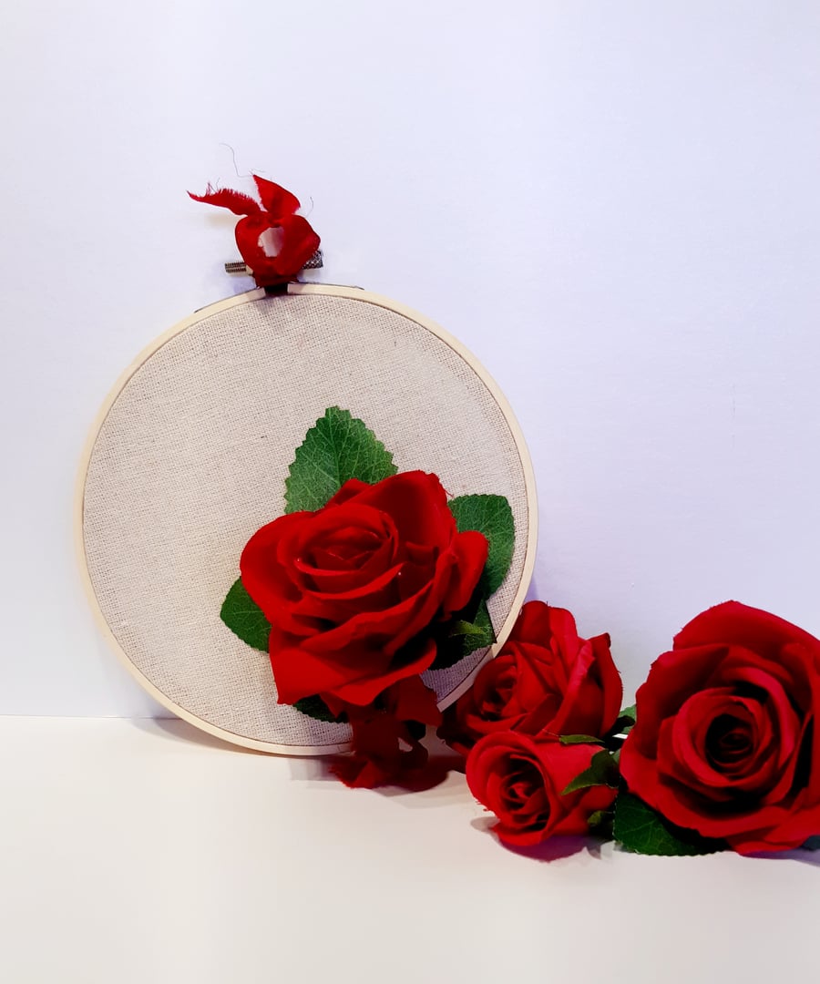 SINGLE RED ROSE HOOP