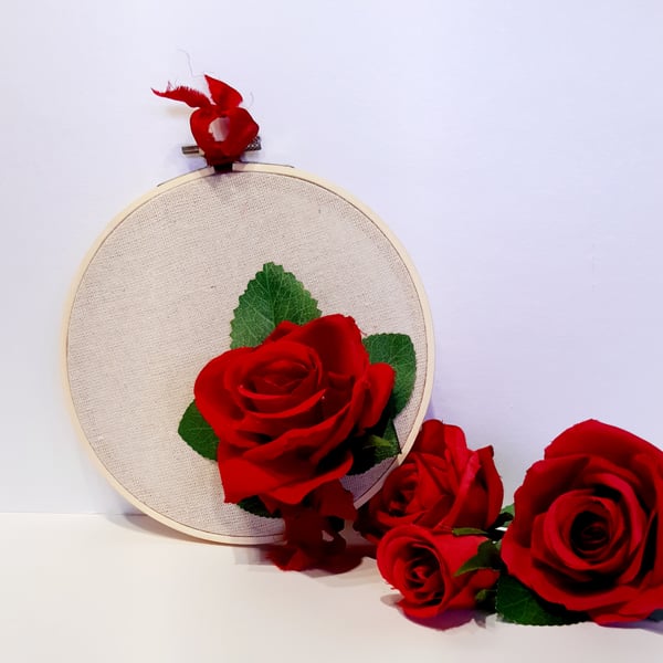 SINGLE RED ROSE HOOP