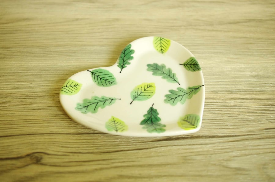 Small Heart Dish - Green Beech and Oak Leaves, Pattern