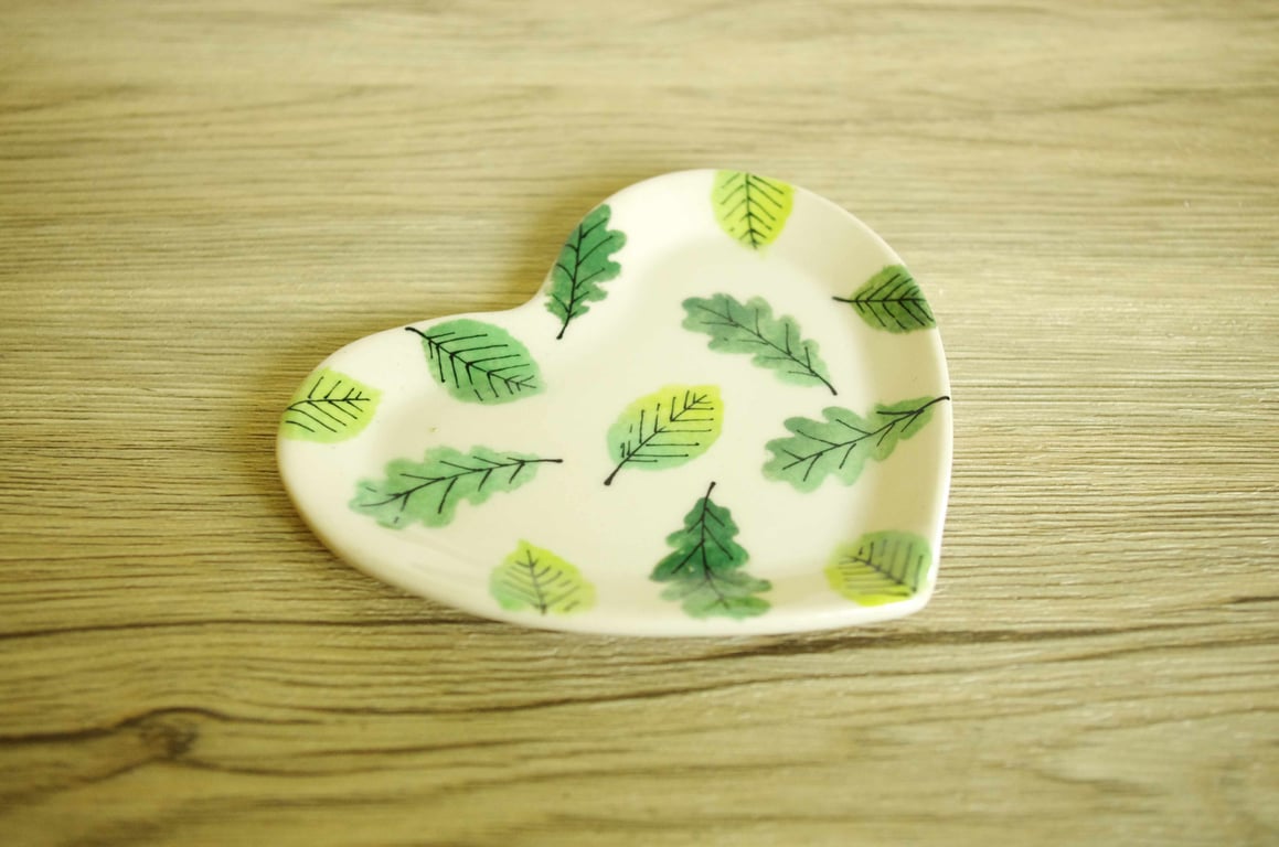 Small Heart Dish - Green Beech and Oak Leaves, Pattern