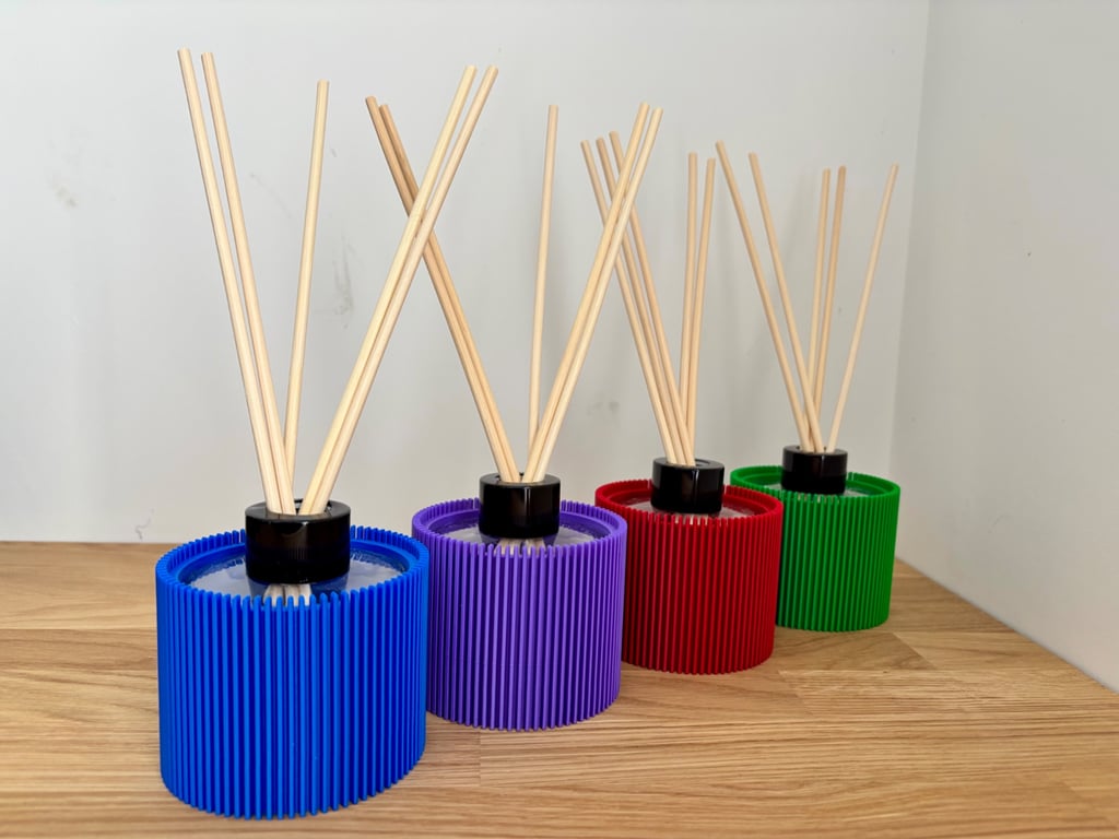 Reed Diffuser Bottle with Modern Coloured Sleeve: Eco-Friendly Diffuser