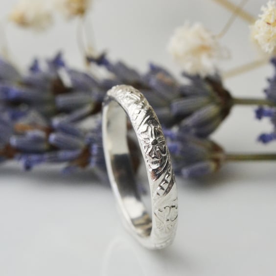 Flora - sterling silver ring with flower design on band
