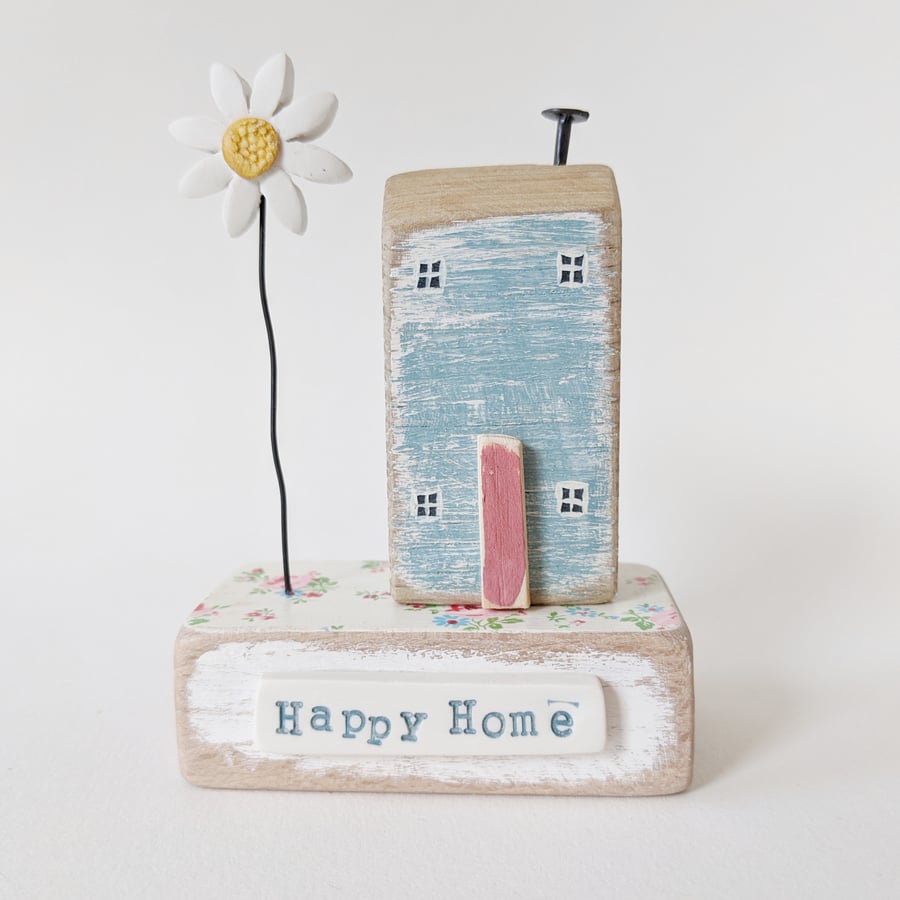 Little Wooden House with Clay Daisy 'Happy Home'