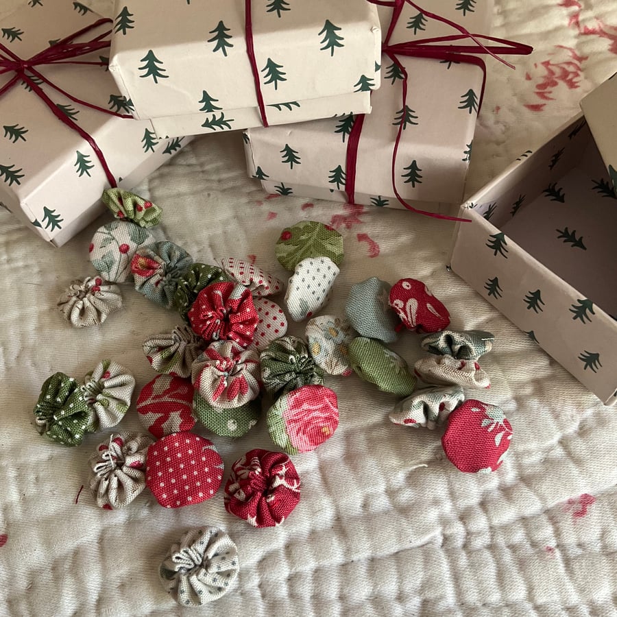 Tiny Box with Tilda mini Suffolk puffs