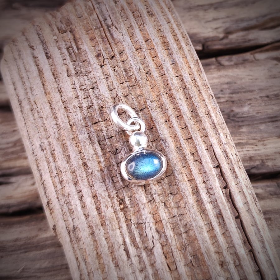 Sterling silver pendant with oval labradorite