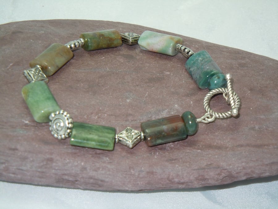 Semiprecious Indian Agate bracelet with silver plate beads