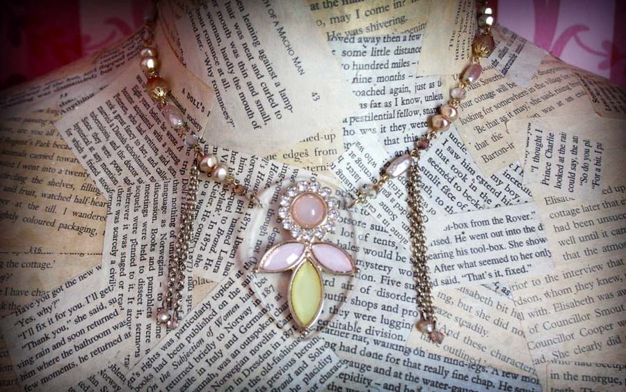Acrylic Flower Pink Bead Gold Tassel Necklace
