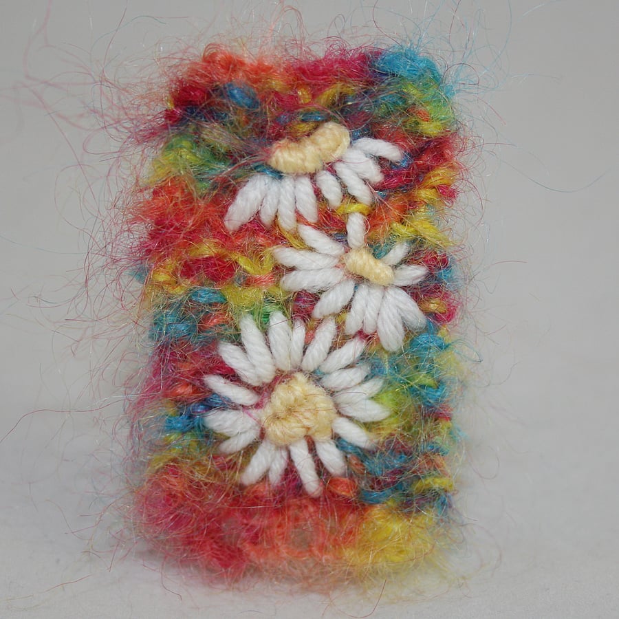 Daisies - Embroidered and knitted brooch