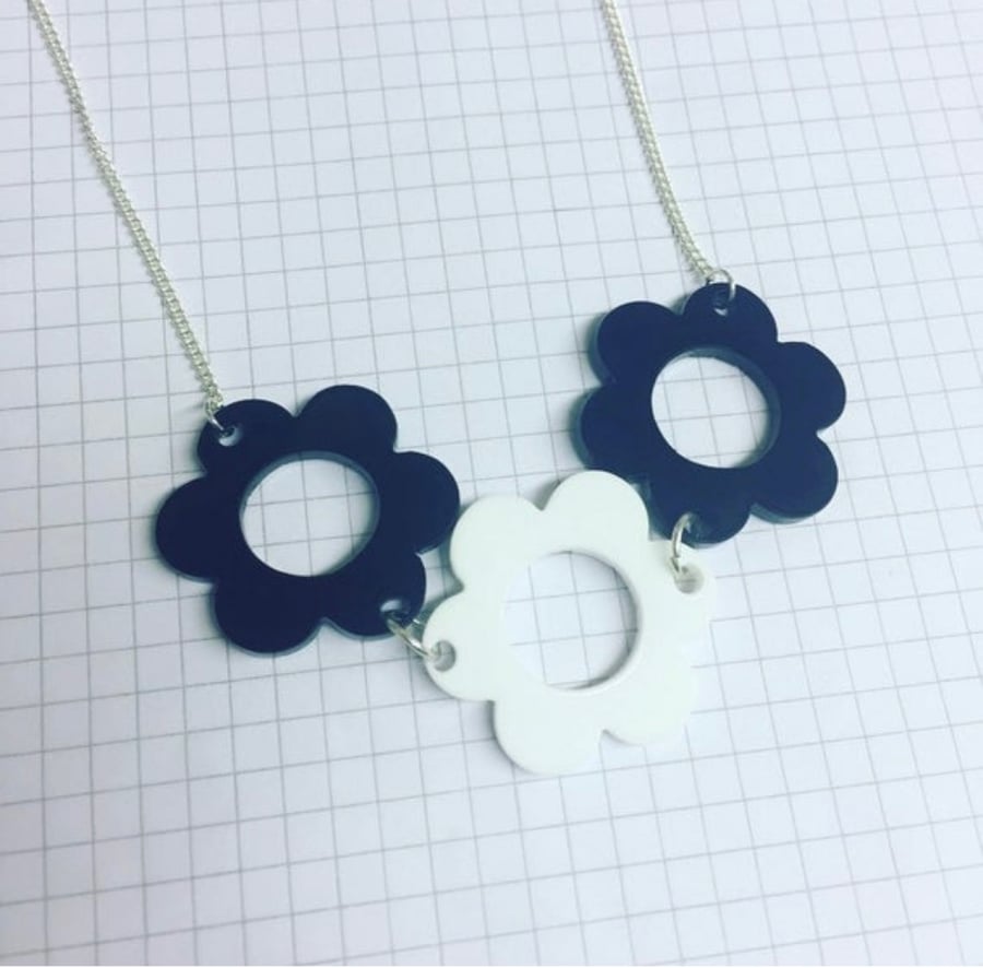 Black and White Retro Flower Necklace 