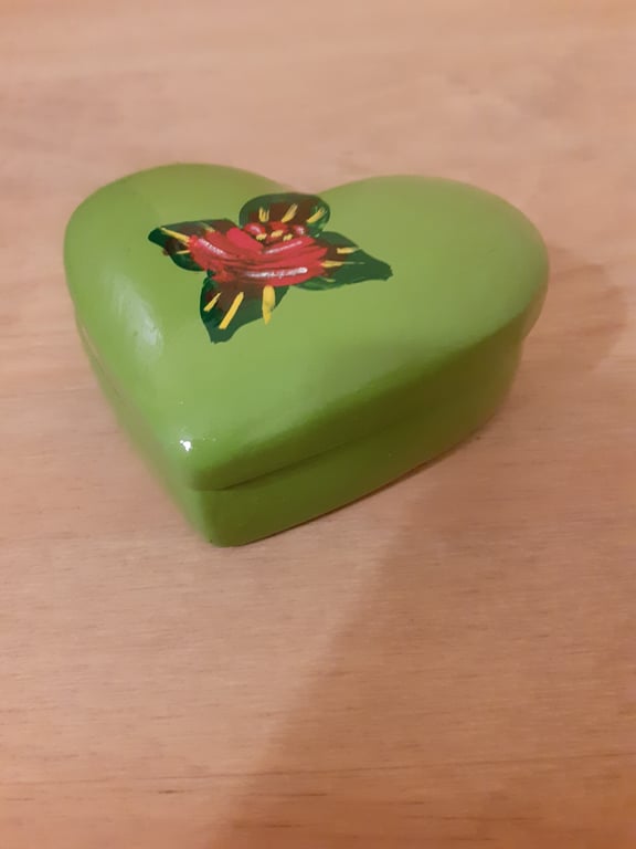 Green ceramic heart shaped trinket box with canal art style rose